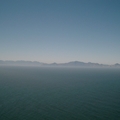 South Cape 的燈塔往遠處的小島拍的, 時間是下午約2點左右, 因為有海霧, 小島看起來很朦朧, 但就像是夢境一般!