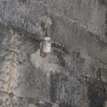隧道石壁尚存有一個陶製電報線路器，同是走過百年歲月痕跡！