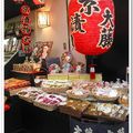 錦市場屬於傳統市場商店街，自高倉通至寺町通的這一段路上，聚集了販賣各式生鮮、漬物、食材的商店，素有京都的廚房之稱，從高級的京料理至一般家庭的家常菜色，都可在此採買到新鮮的材料，尤其京都人對美食文化更是格外重視，在錦市場更可深入了解京都的庶民文化。
