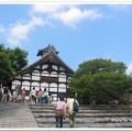天龍寺建於1339年，是嵐山地區的觀光古蹟，站在入口附近就可看見大自然美景。在此可隨興而遊，只要循著參道、池塘、園林走去，就可令人為之陶醉了。天龍寺在日本佛教界具有極重要的地位，是京都五山裡排名第一的的寺廟，也是日本國寶古蹟。