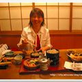 白天遊覽京都各地景點，晚間在祇園一帶進餐後在祗園劇場觀賞日本古典文藝是標準旅遊路線。