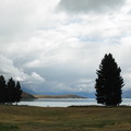 Lake Tekapo位於紐西蘭南島中央,基督城往Queenstown路上的中央.距基督城225公里,Queenstown256公里,早上由基督城出發通常都在這裡休息,午餐.湖邊三面環山,湖光山色,風景絕佳.