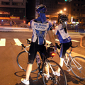 下班入夜後, 在台北街頭經常可以看到騎腳踏車運動的人們. 這樣的情侶活動正屬於新世代的潮男潮女.