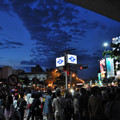 週末傍晚的捷運劍潭站, 人潮湧入知名的士林夜市商圈.
