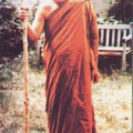 
明月照，白雲籠。
獨自坐，一老翁。
寒山子，長如是。
獨自居，不生死。