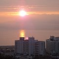 太陽剛從雲堆醒來,
金色的橋鋪向太平洋的海面,
我住在翡翠灣的嶺上.
太平洋渡假飯店就在我腳下...

