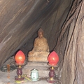 山洞裡還有一尊釋迦摩尼佛