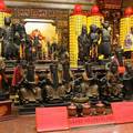 神佛衆多。廟中現容納有600多尊各式神像，為霞海城隍廟的特色之一