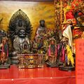 為吸引國外觀光客參觀，霞海城隍廟許多介紹均有英文及日文導引標示。