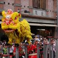「霞海城隍文化季」，廟前左側廣場有擊鼓、醒獅表演，為文化季慶典更添熱鬧氣氛。