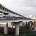 2008年台北大橋一景。 1969年11月15日，台北橋改建完畢並通車，從鐵橋改為水泥橋，為四線道路。當時要在台北大橋通行需要付過橋費，直到1977年7月1日才停收，橋上收費亭則到90年代中期進行改建工程時才拆除。