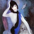 Laurencin

在《香奈兒的肖像》(Portrait of Mademoiselle Chanel ,1923)中，羅蘭珊以身披黑色與藍色衣帶，露出右肩慵懶地靠座於椅上的香奈兒入畫，她流動的筆觸巧妙地詮釋出凝思中的香奈兒。然而這件作品卻遭香奈兒以畫得不像為由拒絕接受。