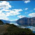 紐西蘭南島多湖、多山、多冰川。南阿爾卑斯山與冰川所造成的湖泊，是遊南島的一大特景。紐西蘭號稱＂白雲故鄉＂，藍天、白雲與湖相映美，不知您來紐西蘭旅遊時，有否錯過了!?