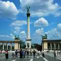 2008年遊匈牙利，布達佩斯的英雄廣場，建於1896年，係紀念匈牙利建國1,000年。廣場中央36公尺高之紀念柱是大天使加百利，基座是馬札爾領袖阿爾帕王子和6位族長像，周邊14雕塑，為歷代國王、政治人物。