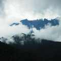 神山是馬來西亞沙巴洲最高山，馬人稱他為神山，常神龍見首不見尾，是世界遺產。神山國家公園內有高空森林吊橋、蝴蝶園、溫泉等等。區內設有度假村，亦有原住民市場。區內清晨、黃昏與雨後，雲霧縈繞，美極了!