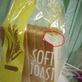 某超商買回來麵包 保存期限竟然是用標籤紙寫的