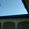 從屋簷一角仰望藍天