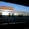 狹隘舊風的紐約地鐵外的蔚藍