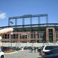 Jeff手指引向美國丹佛棒球場外那片藍