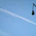 飛機作畫在航線密集的美國丹佛天際