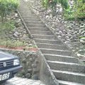據說這樓梯是為了不直衝到街上住戶的緣故..所以才做成這個樣子喔！很友善吧！
