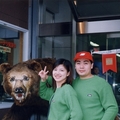 宜宜&菁菁到北海道當觀光客 - 在熊牧場賣店的菁菁宜宜