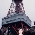 宜宜&菁菁到北海道當觀光客 - 富士鐵塔前的菁菁