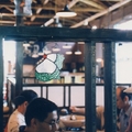 宜宜&菁菁到北海道當觀光客 - 河畔的餐廳隔屏上的彩繪玻璃