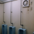 宜宜&菁菁到北海道當觀光客 - 有珠山果園裡簡單卻乾淨的廁所