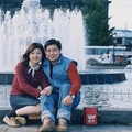 宜宜&菁菁到北海道當觀光客 - 小樽運河畔某噴泉廣場-菁菁宜宜