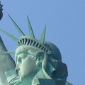 “照耀世界的自由女神”。整座銅像以120噸鋼鐵為骨架，80噸銅片為外皮，30萬只鉚釘裝配固定在支架上，總重量225噸。由建築師約維雷勃杜克和以建造巴黎艾菲爾鐵塔的法國工程師艾菲爾設計制作的。