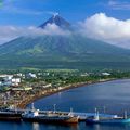 菲律賓呂宋島馬永火山。菲律賓呂宋島東南部的活火山。在黎牙實比西北。有完整的火山錐。