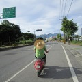 20100721告別玉里，小朋友要繼續往台東騎，小劍劍騎車帶大家去參觀他的農田
