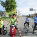 20100721告別玉里，小朋友要繼續往台東騎，小劍劍騎車帶大家去參觀他的農田

