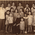 母親的“大家庭”（攝于印尼）。