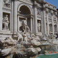 羅馬許願池中滿是遊客們丟入的硬幣，據説這樣可以讓願望成真。