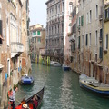 威尼斯水鄉的交通工具——“貢都拉”成了攝影布景。