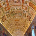 梵蒂岡博物館長廊中金碧輝煌的畫作。