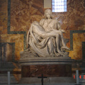 著名的米開朗基羅所作的聖母與受難耶穌雕像Pieta。梵蒂岡聖彼得大教堂内。