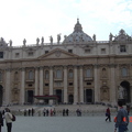 梵蒂岡聖彼得大教堂及屋頂上的十三聖人像。