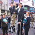 那天，時代廣場“健力士2010”正在作宣傳，帶來了世界第一高人（土耳其人）來與遊客見面，並當眾為他量身高... ...