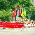 2006年華府美國國慶遊行，有北一女樂儀旗隊的照片唷．．．