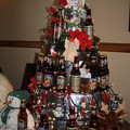 密歇根州大布蘭克市的威斯納(T.J.Wisner)是一名人生規劃師和講師，用啤酒瓶搭出了一棵啤酒聖誕樹。耶誕節後，他和家人要縱情豪飲這些啤酒。