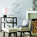 Williams-Sonoma子品牌West Elm最新一期商品目錄上，有一張聖誕樹照片﹕這棵樹畫在牆上﹐裝飾有花環。