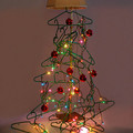 密歇根州普利茅斯的園林景觀設計師多芬吉爾(Mark Doeffinger)一向自己做聖誕樹，這是他利用衣架和書本等材料做的一棵聖誕樹。