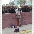 缺一條腿的男人,在台北車站,用悅耳的口琴聲,吸引來往的客人,買他的口香糖.