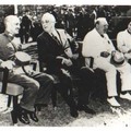蔣介石偕夫人出席開羅會議，與美國總統羅斯福、英國首頁邱吉爾合影