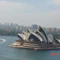 從港灣大橋上看到雪梨歌劇院，同團裡的小朋友說：看起來像兩顆竹筍
哇咧～好像還真有點像哩
