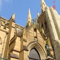位於市中心的聖瑪麗大教堂擁有150年的歷史，150年對一個教堂來說並不算悠久，但聖瑪麗大教堂的特別之處在於它是雙塔式設計，也因此成為雪梨著名的觀光景點之一。