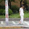 上海街頭奇特景像~據說上海人愛面子,穿著睡衣上街頭表示家裡環境優渥,穿得起睡衣...
